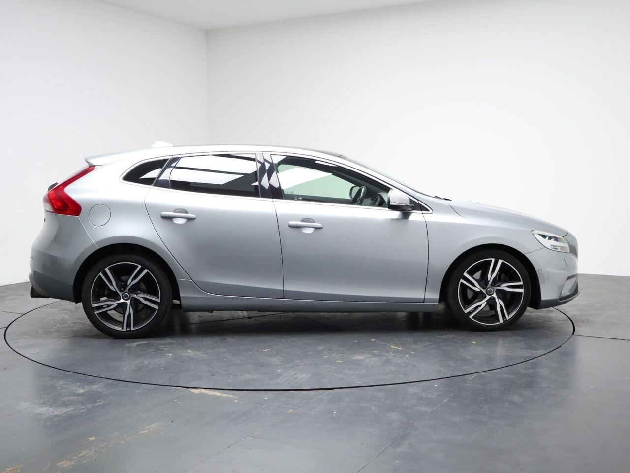 Volvo V40 - Image 14
