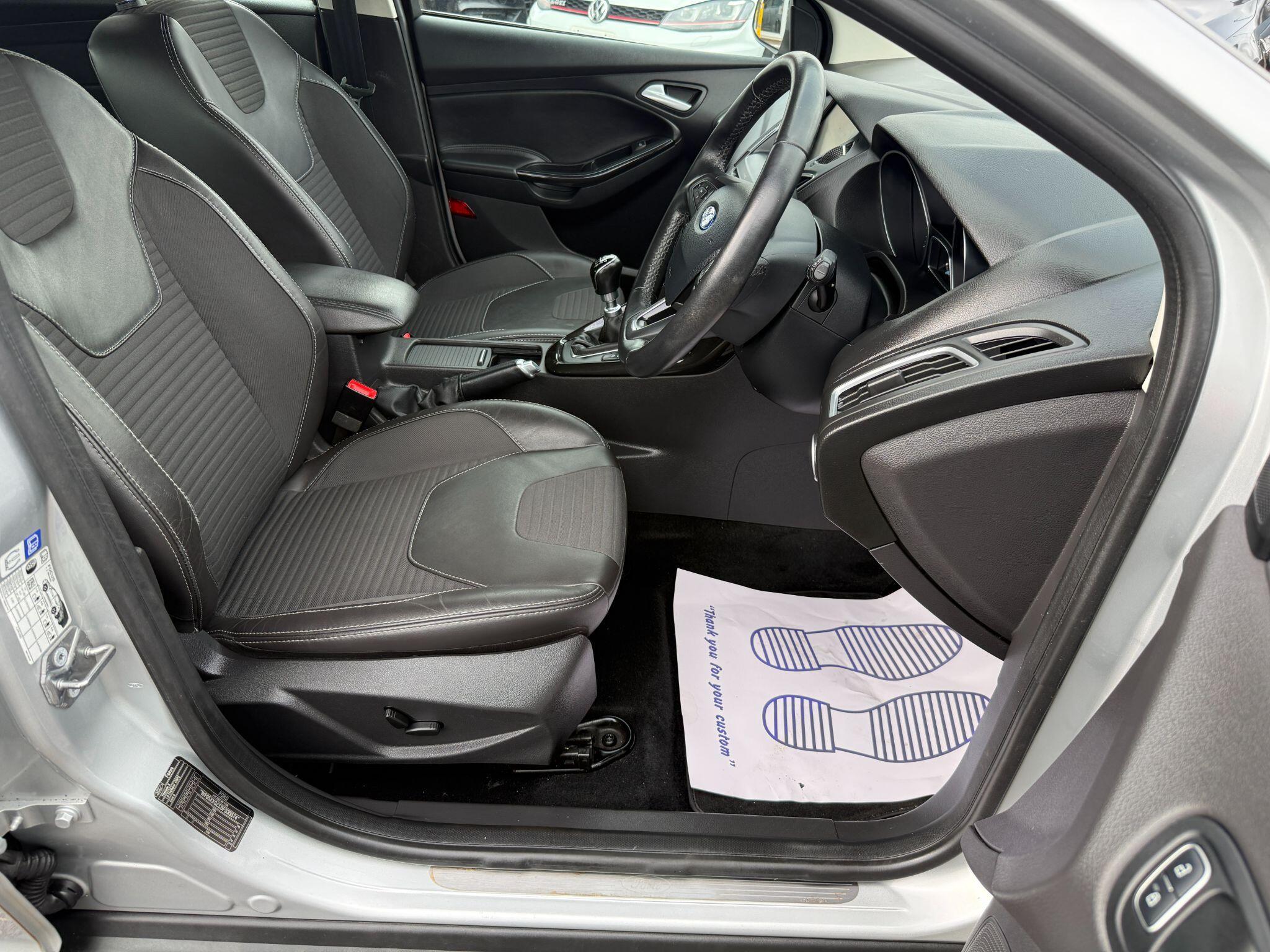 Ford Focus - Image 25