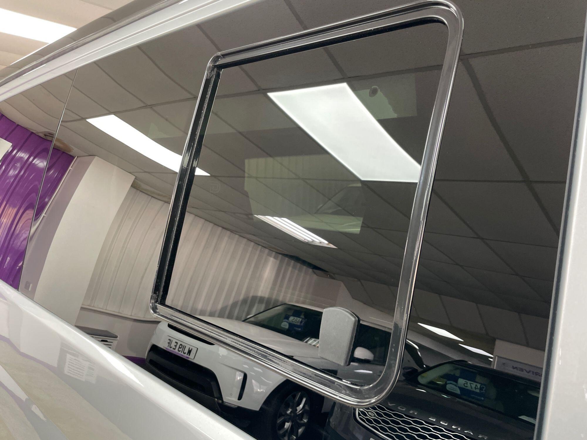 Volkswagen Transporter - Image 38