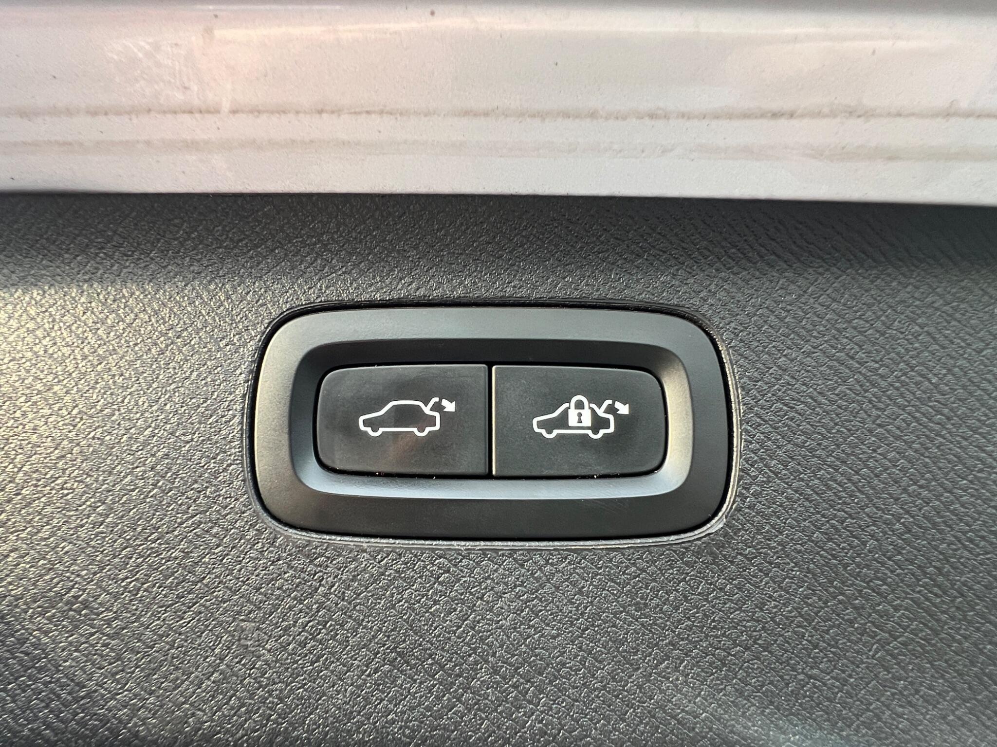 Volvo XC90 - Image 18