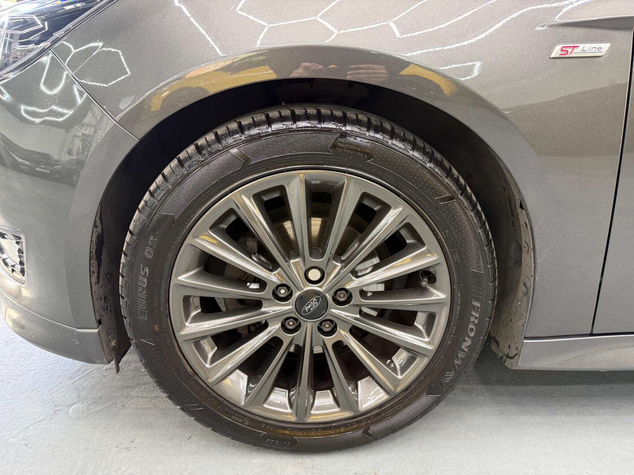 Ford Focus - Image 9