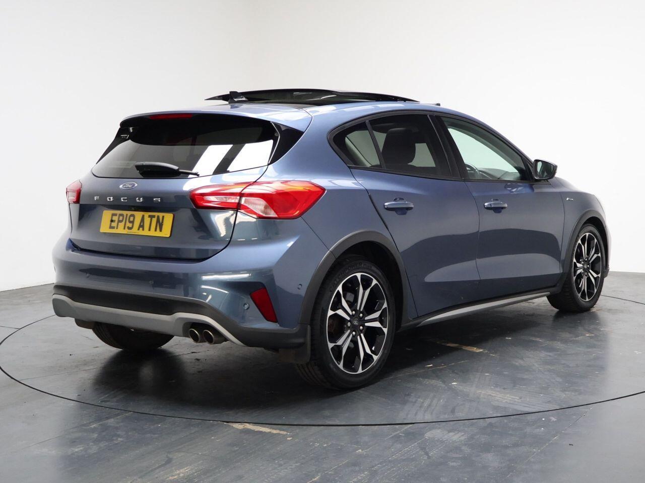 Ford Focus - Image 12