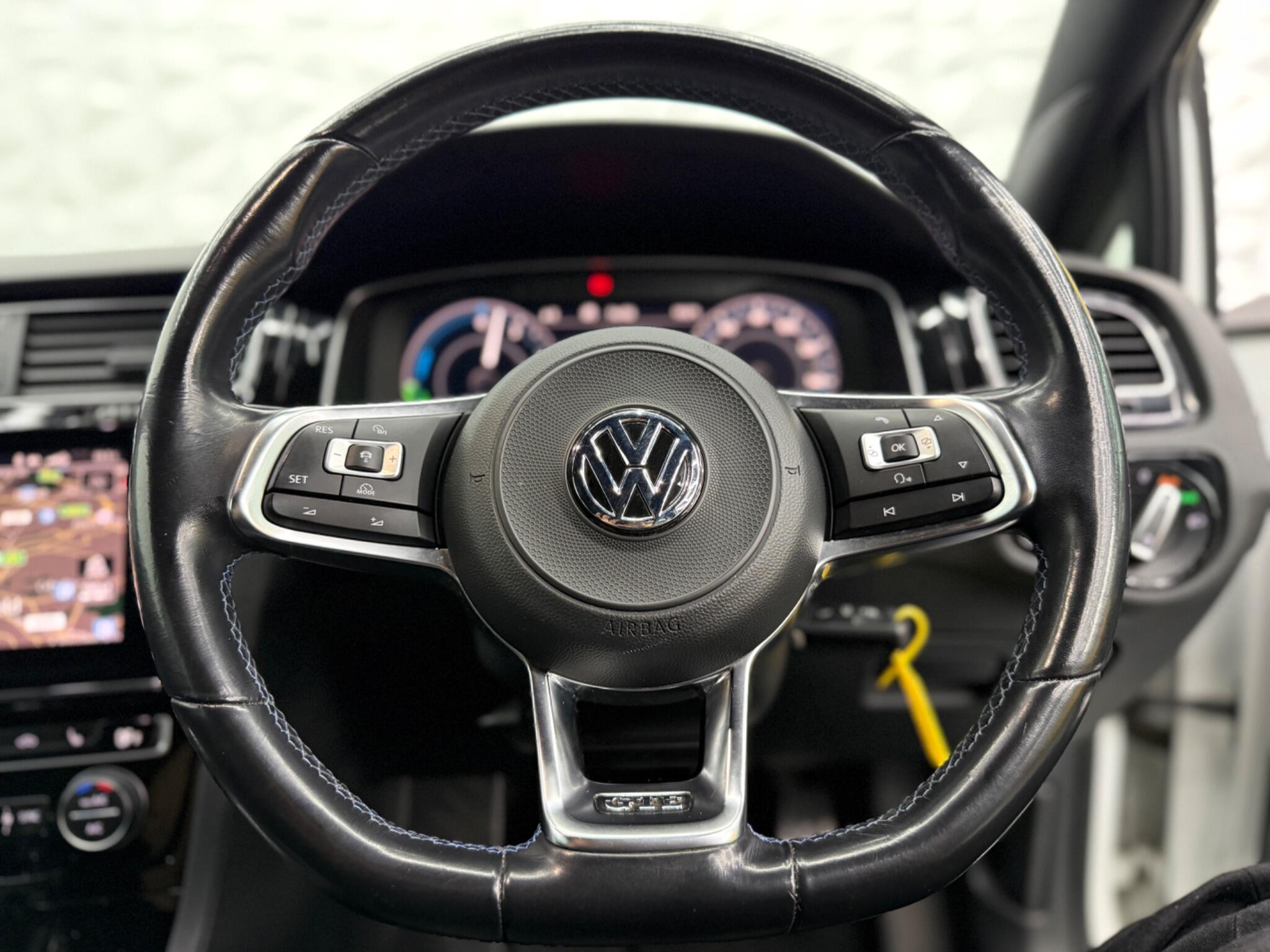 Volkswagen Golf - Image 30