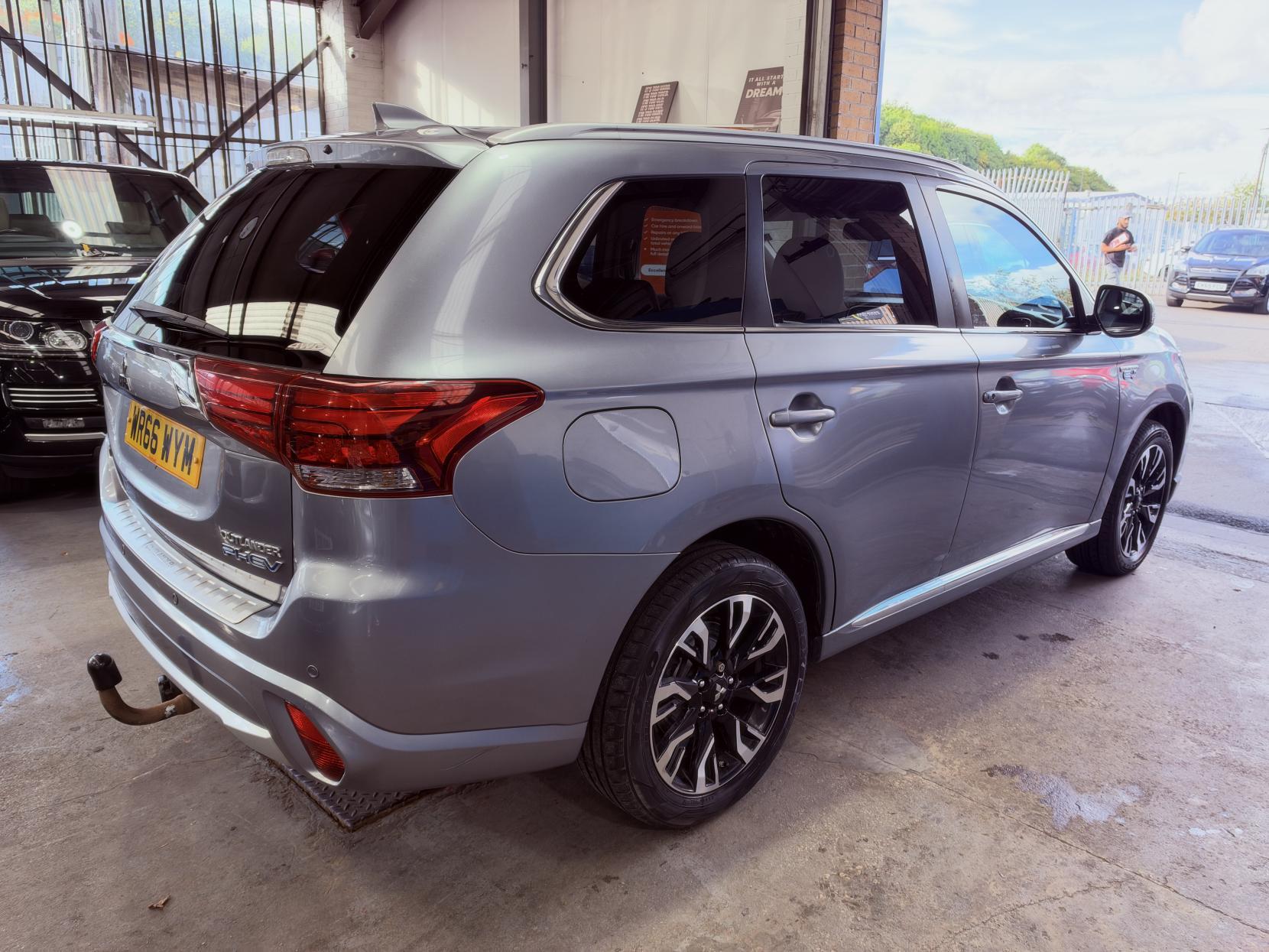 Mitsubishi Outlander - Image 10