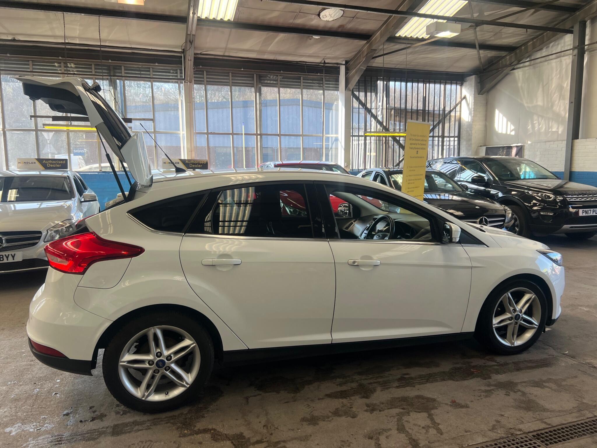 Ford Focus - Image 17