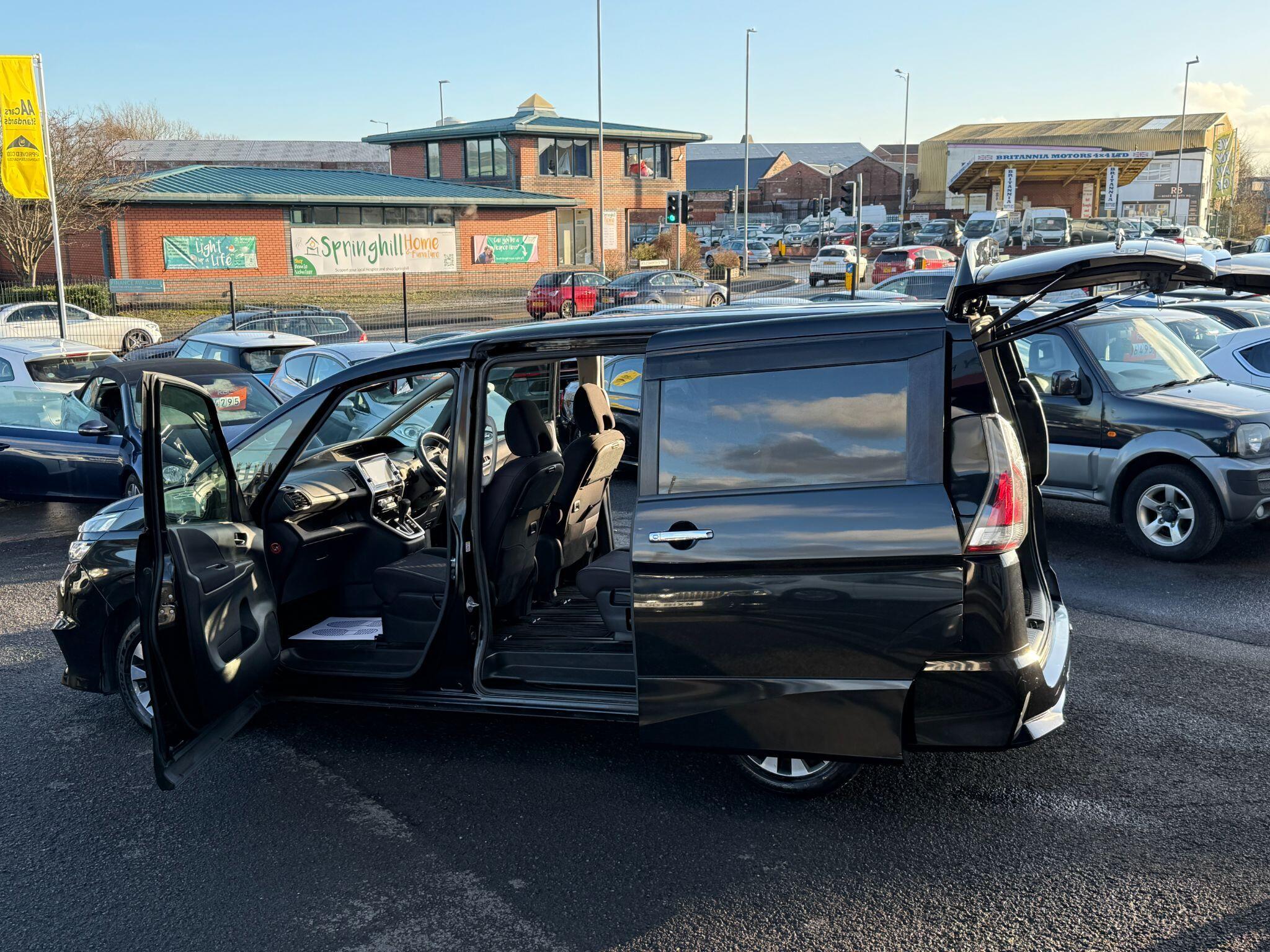 Nissan Serena - Image 28