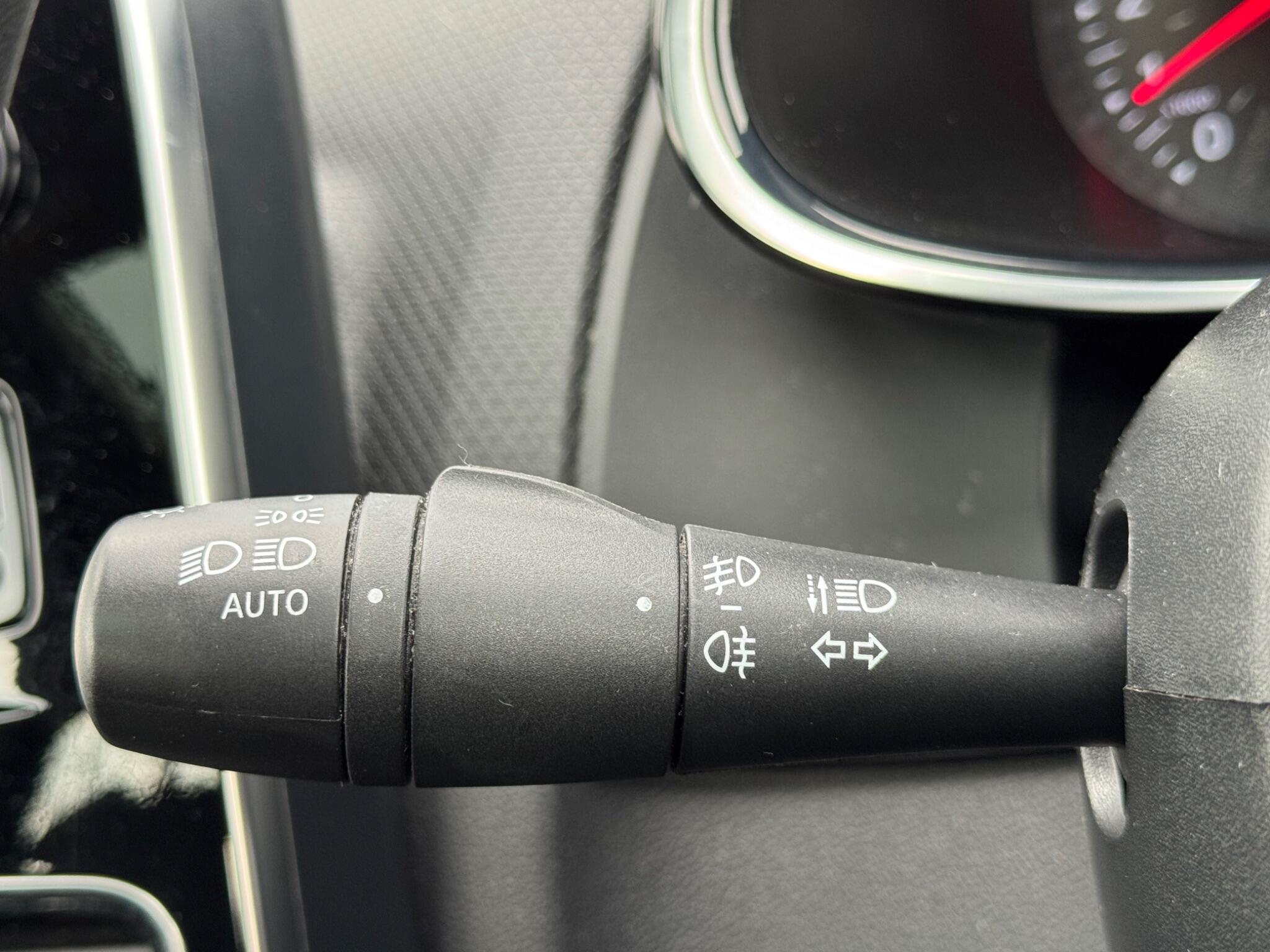 Renault Clio - Image 38