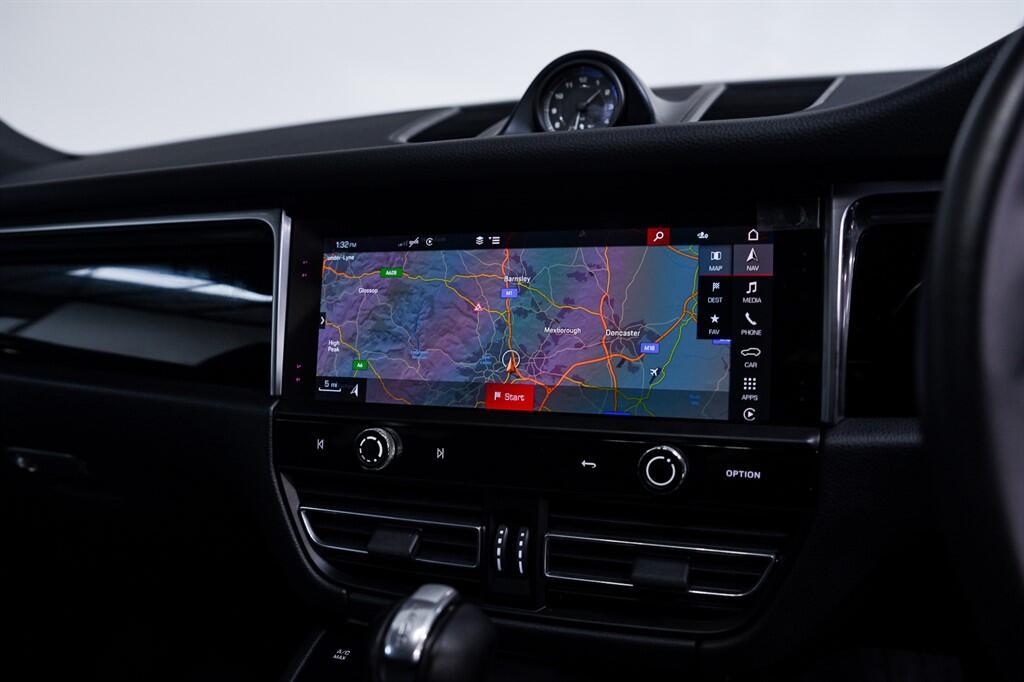 Porsche Macan - Image 22