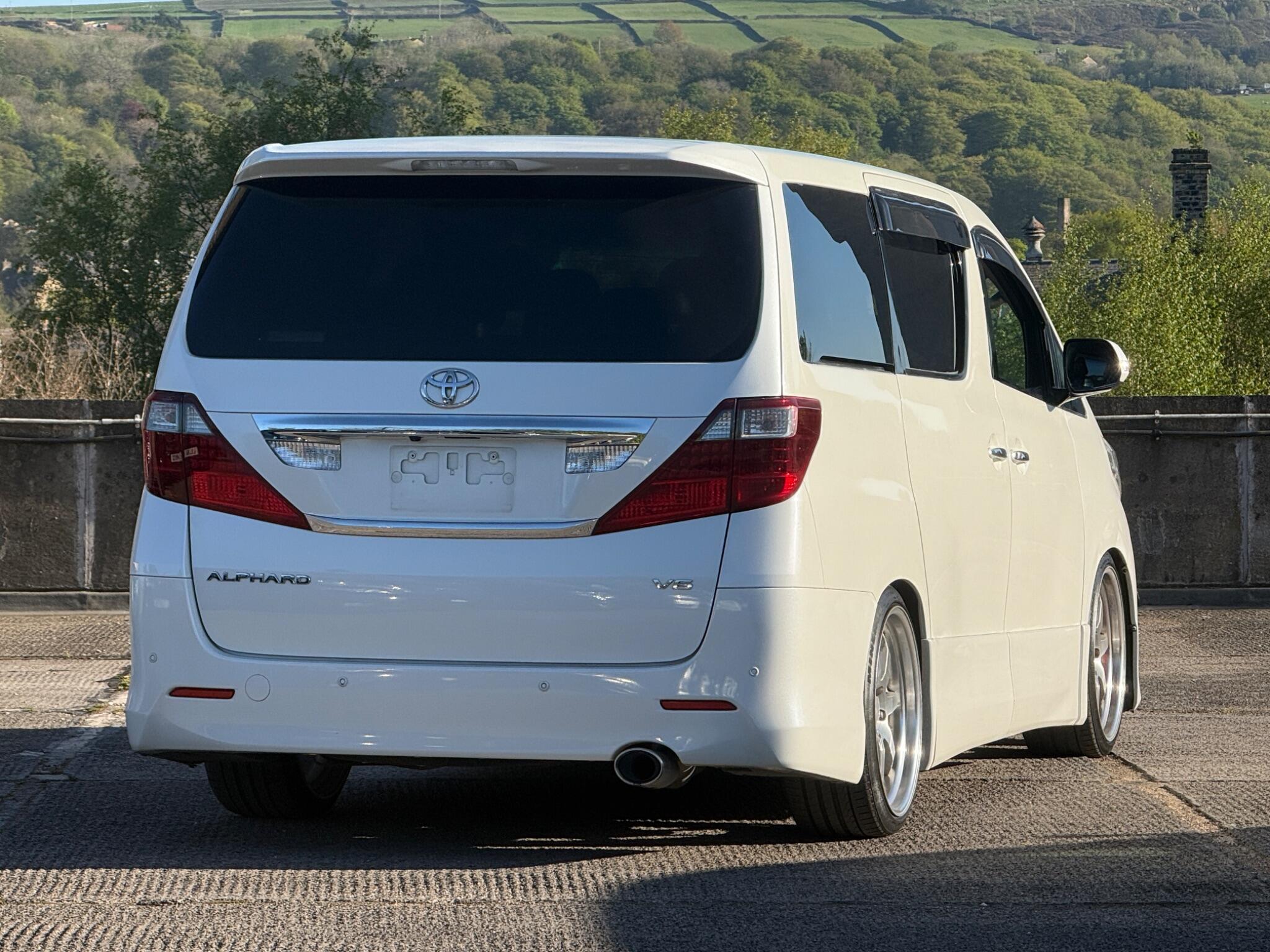 Toyota Alphard - Image 4
