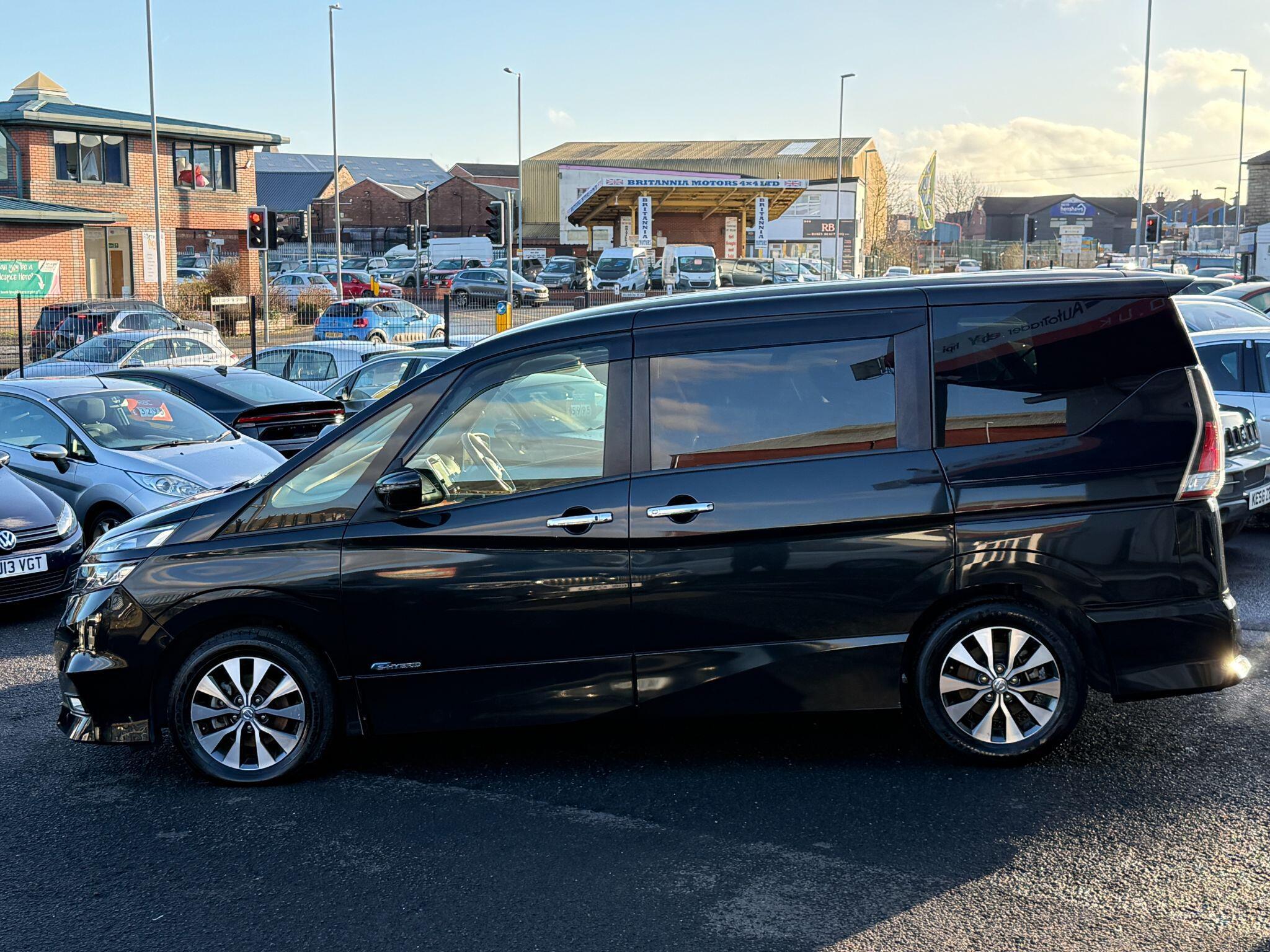 Nissan Serena - Image 16