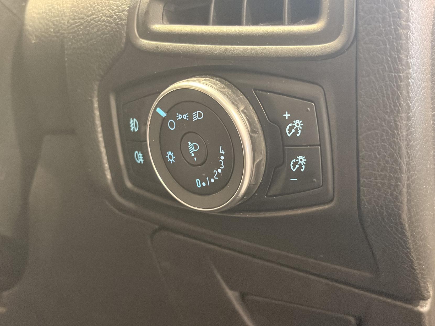 Ford Focus - Image 20