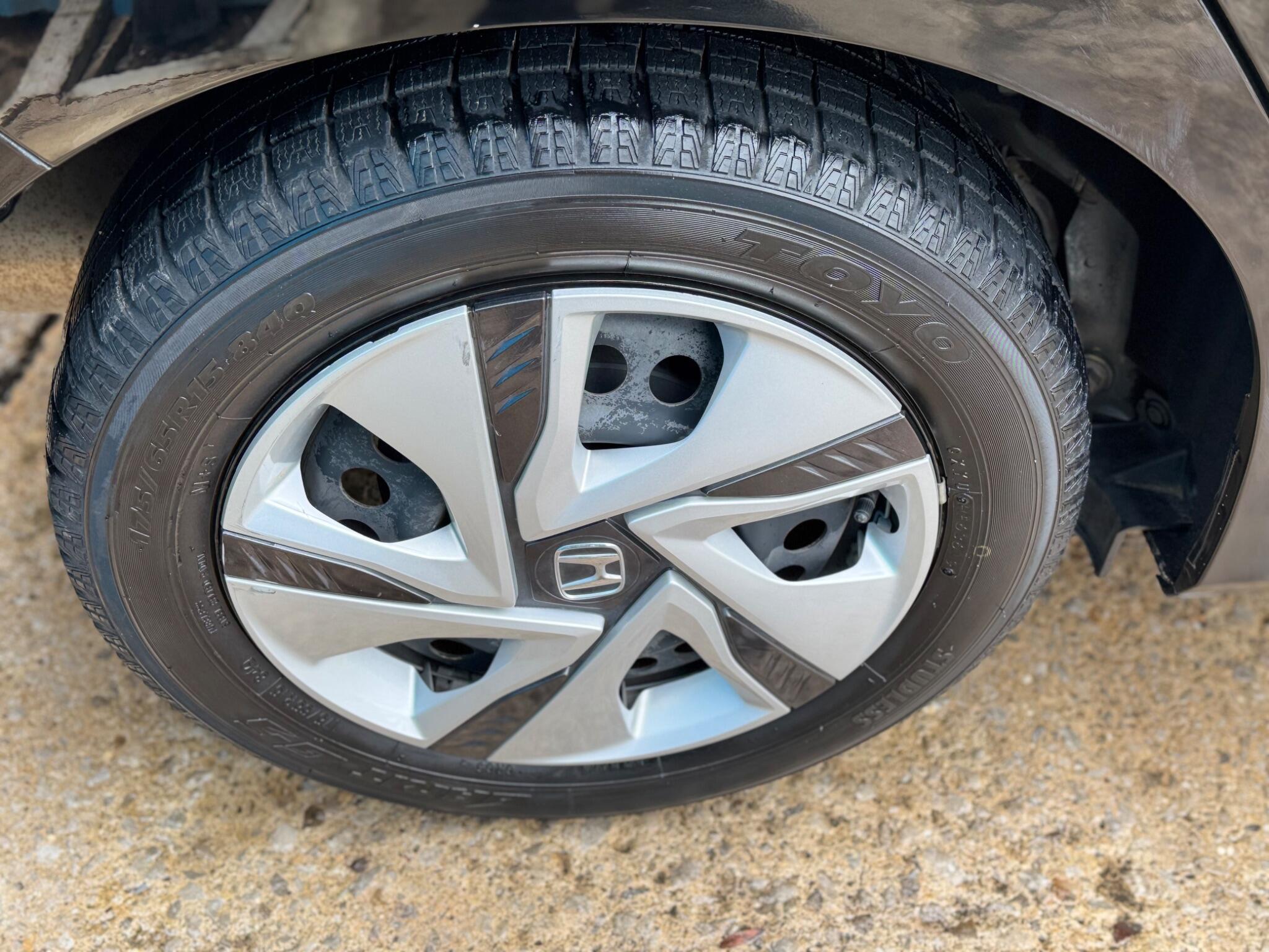 Honda FIT - Image 17