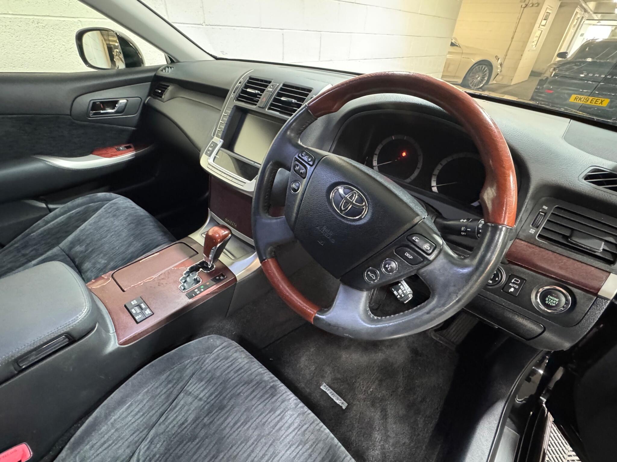 Toyota CROWN - Image 9