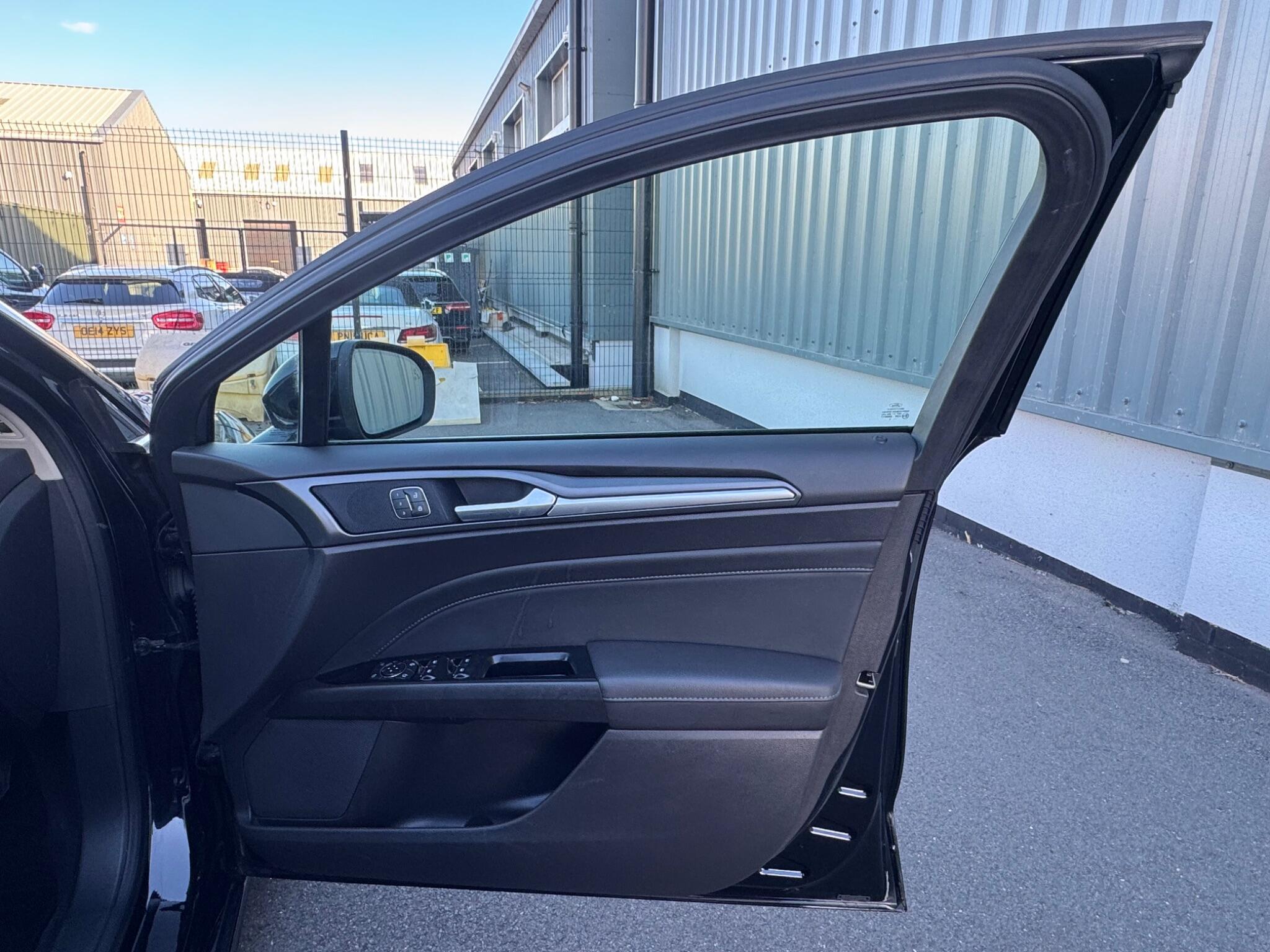 Ford Mondeo - Image 10
