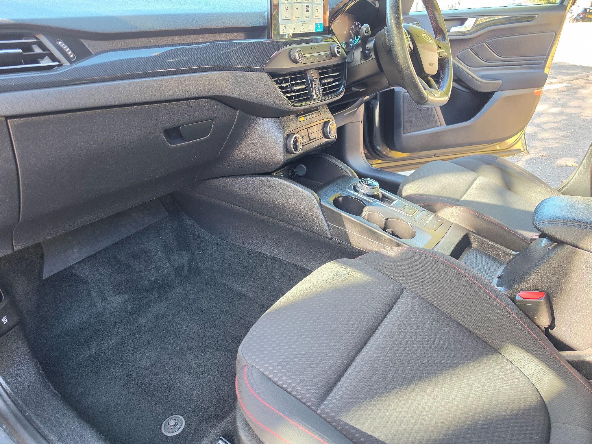 Ford Focus - Image 18