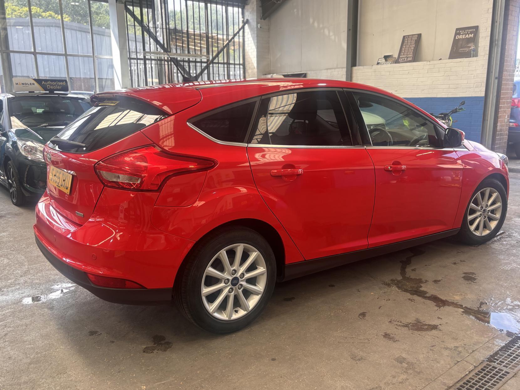 Ford Focus - Image 9
