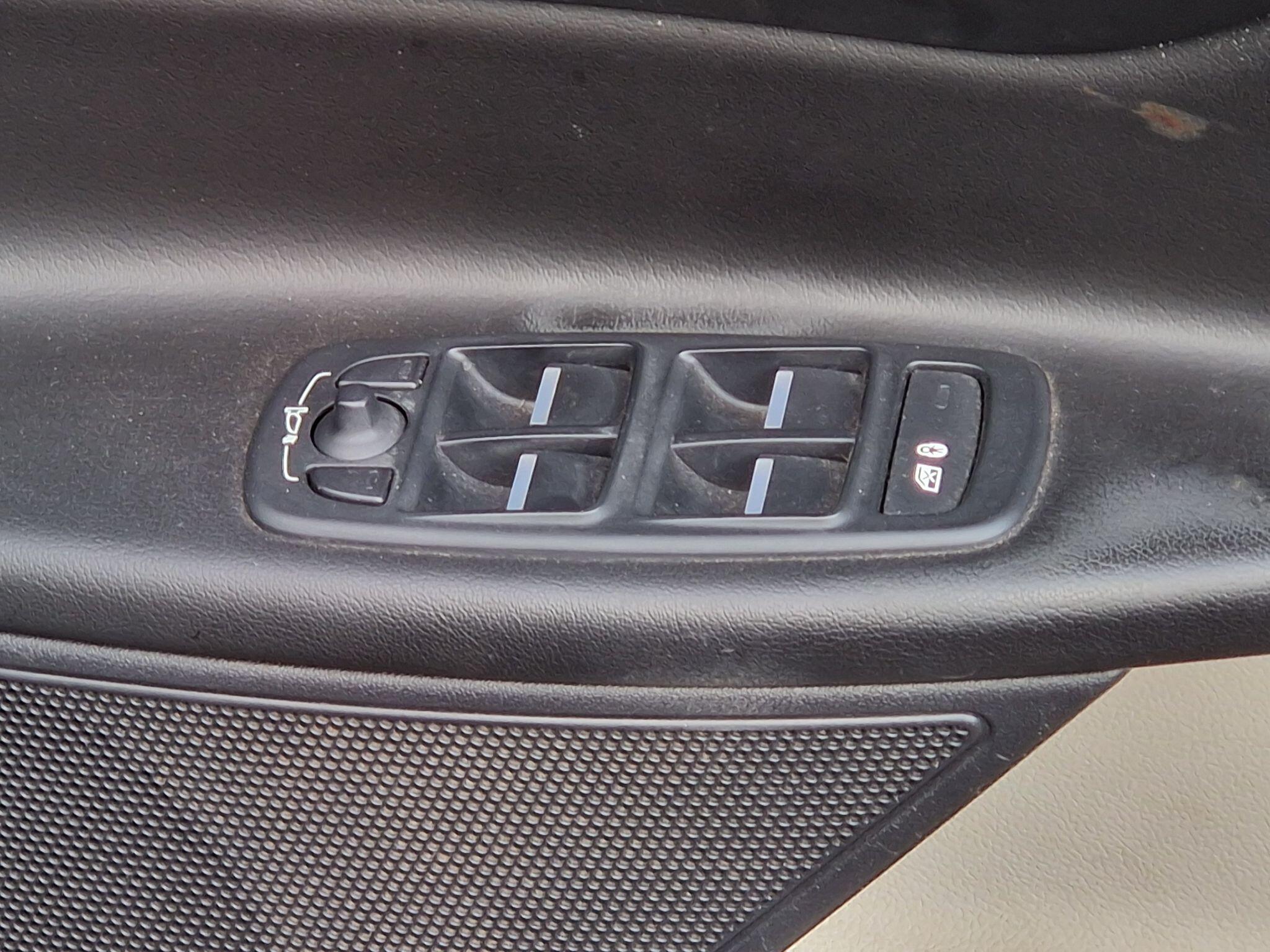 Jaguar XE - Image 32