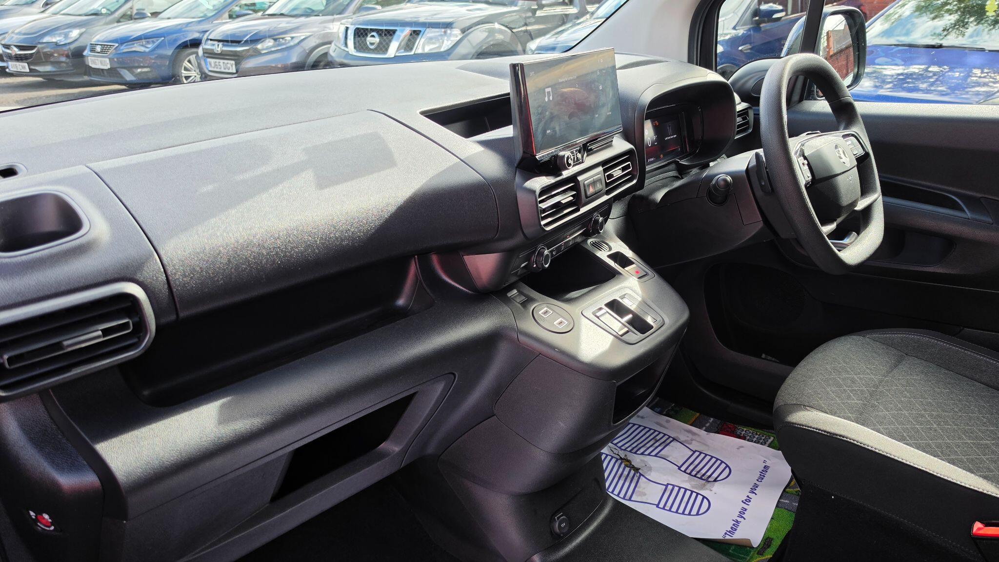 Vauxhall Combo Life Electric - Image 13
