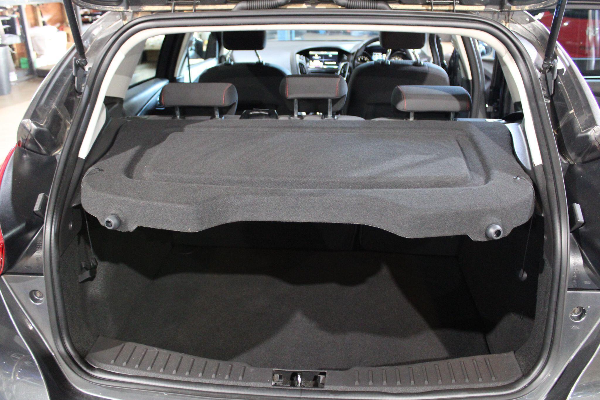 Ford Focus - Image 16