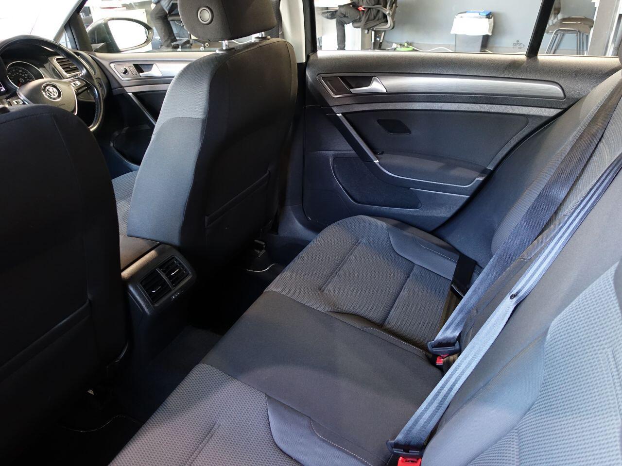 Volkswagen Golf - Image 22