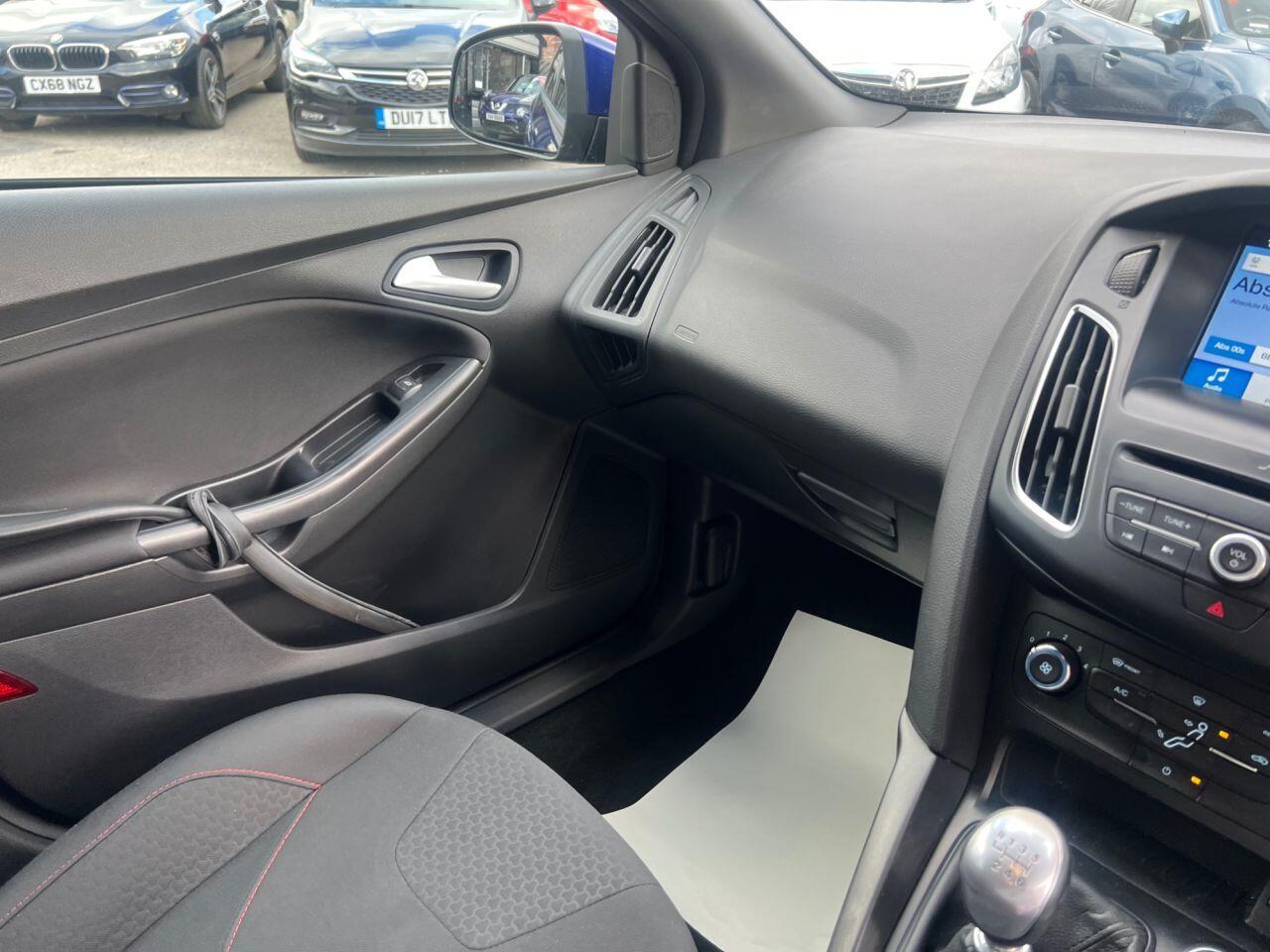 Ford Focus - Image 20