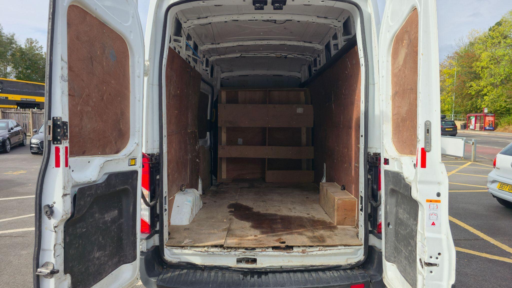 Ford Transit - Image 9
