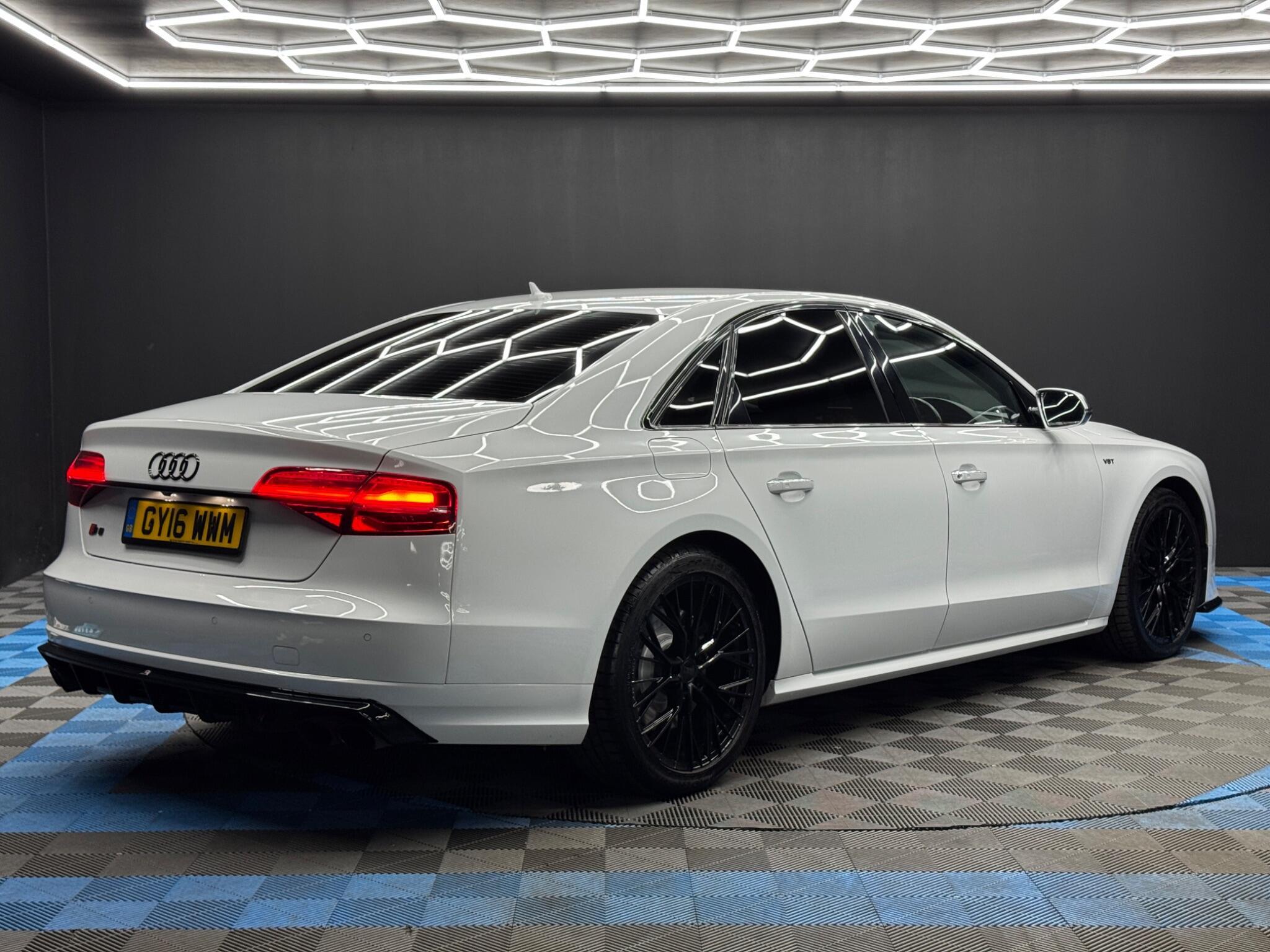 Audi S8 - Image 5