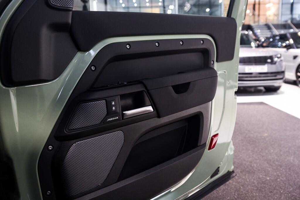 Land Rover Defender 90 - Image 34