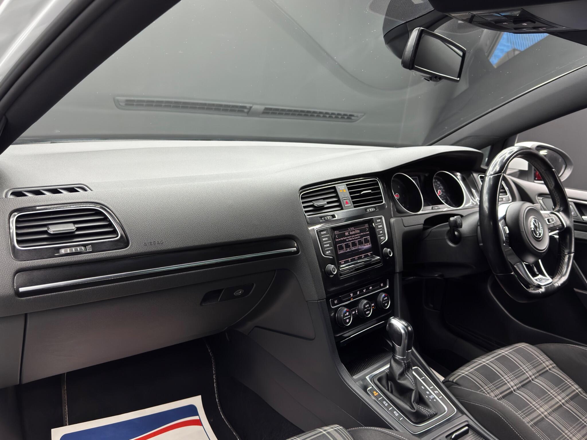 Volkswagen Golf - Image 11