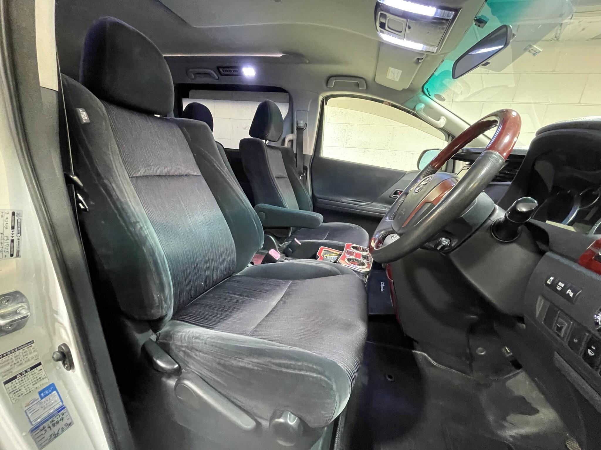 Toyota Vellfire - Image 8