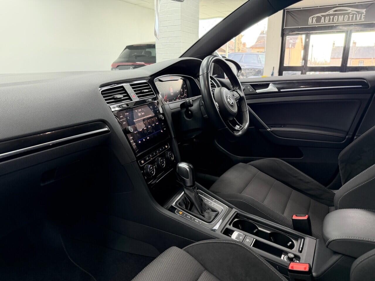 Volkswagen Golf - Image 24