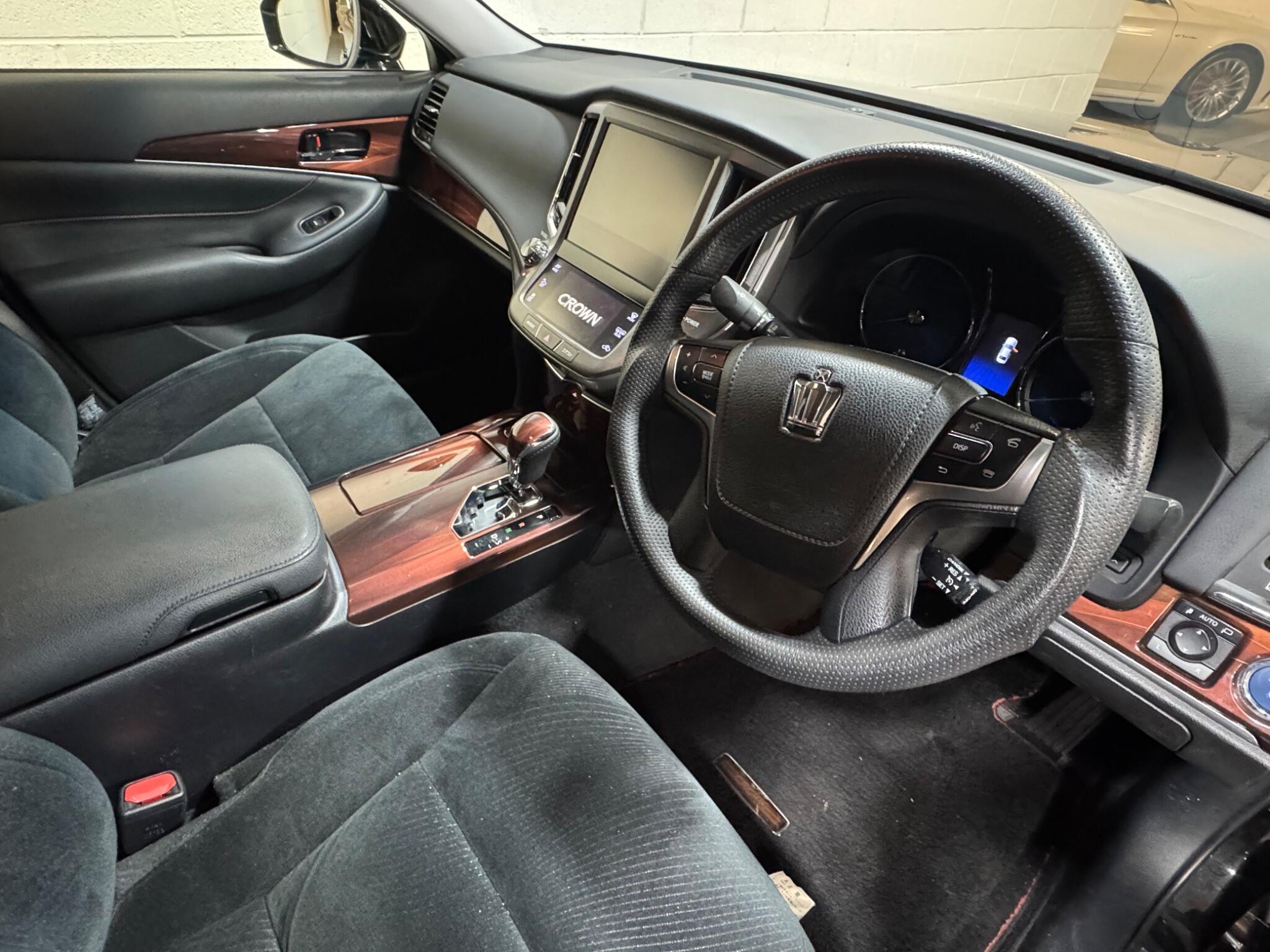 Toyota CROWN - Image 9