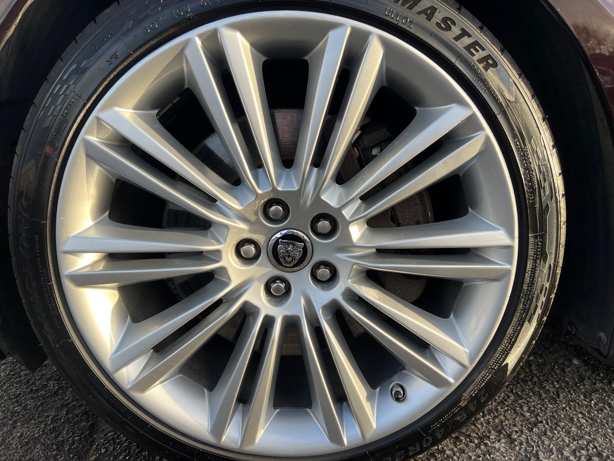 Jaguar XJ - Image 12