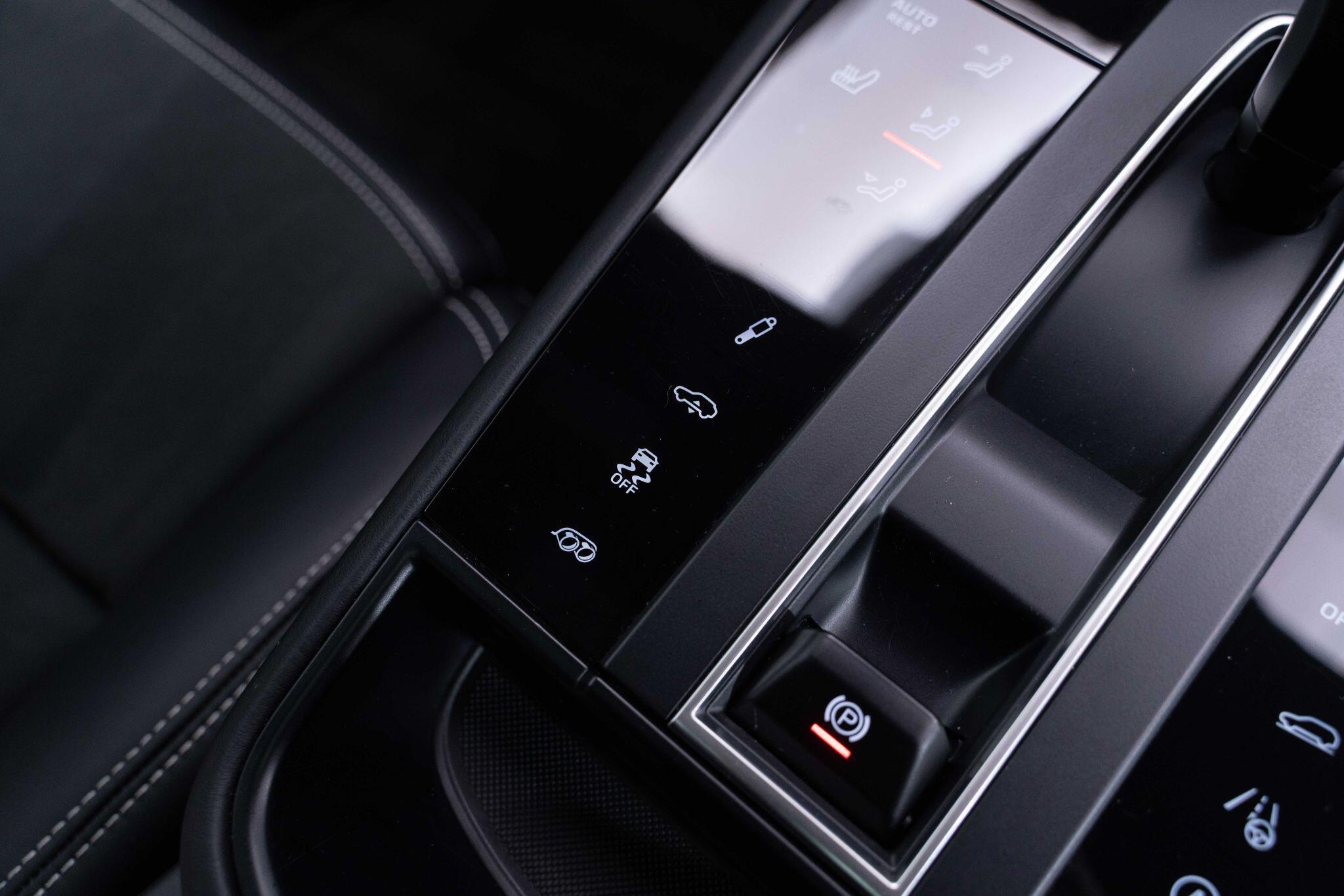 Porsche Macan - Image 23