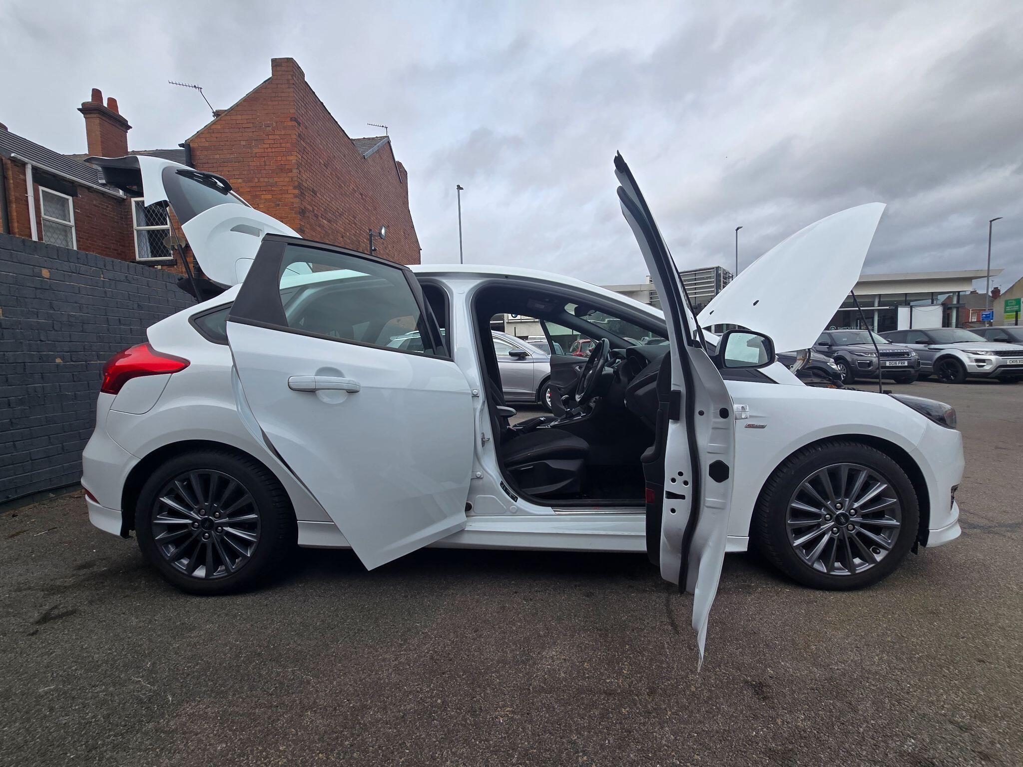 Ford Focus - Image 26