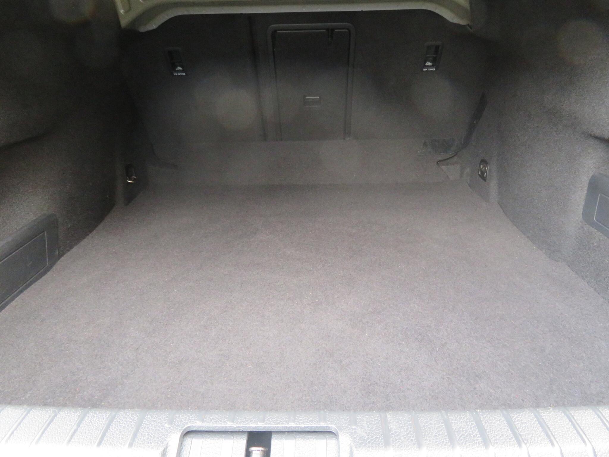 Volkswagen Passat - Image 11