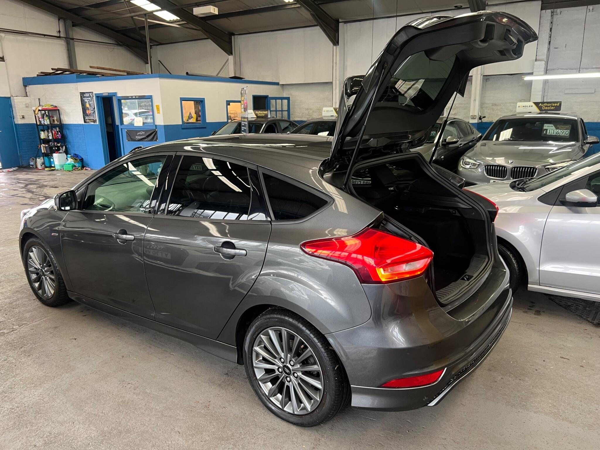 Ford Focus - Image 9