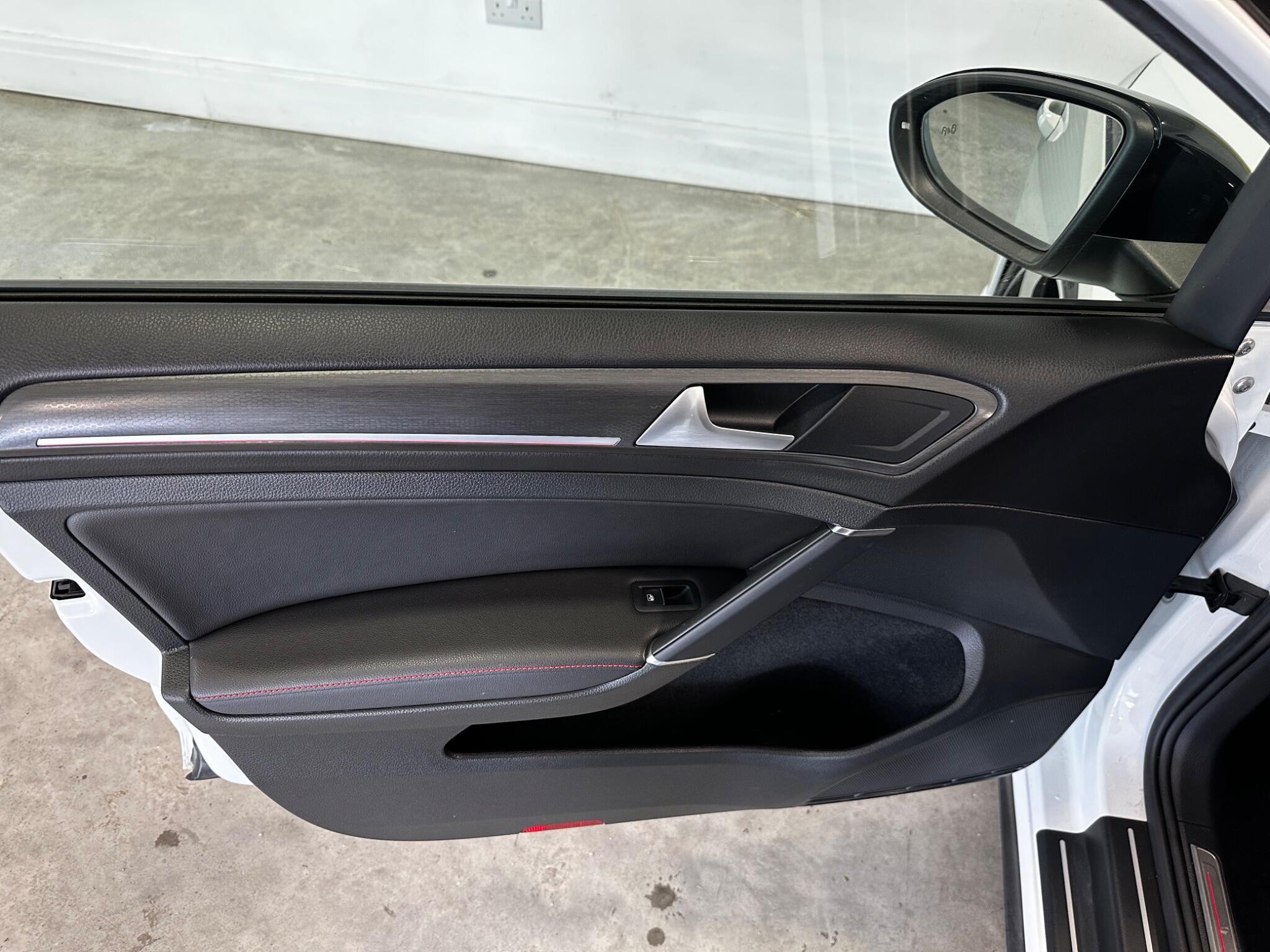 Volkswagen Golf - Image 16