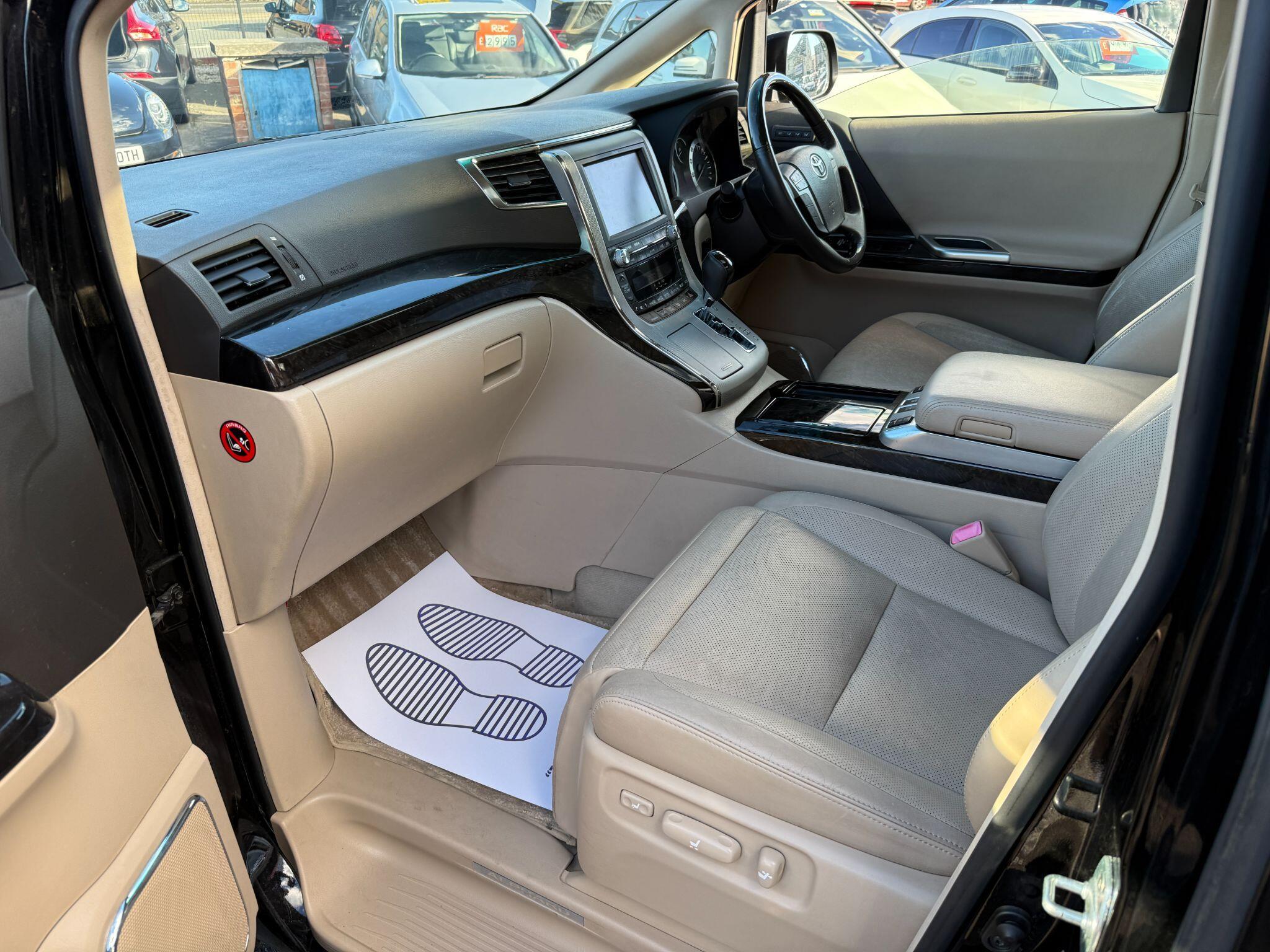 Toyota Alphard - Image 27