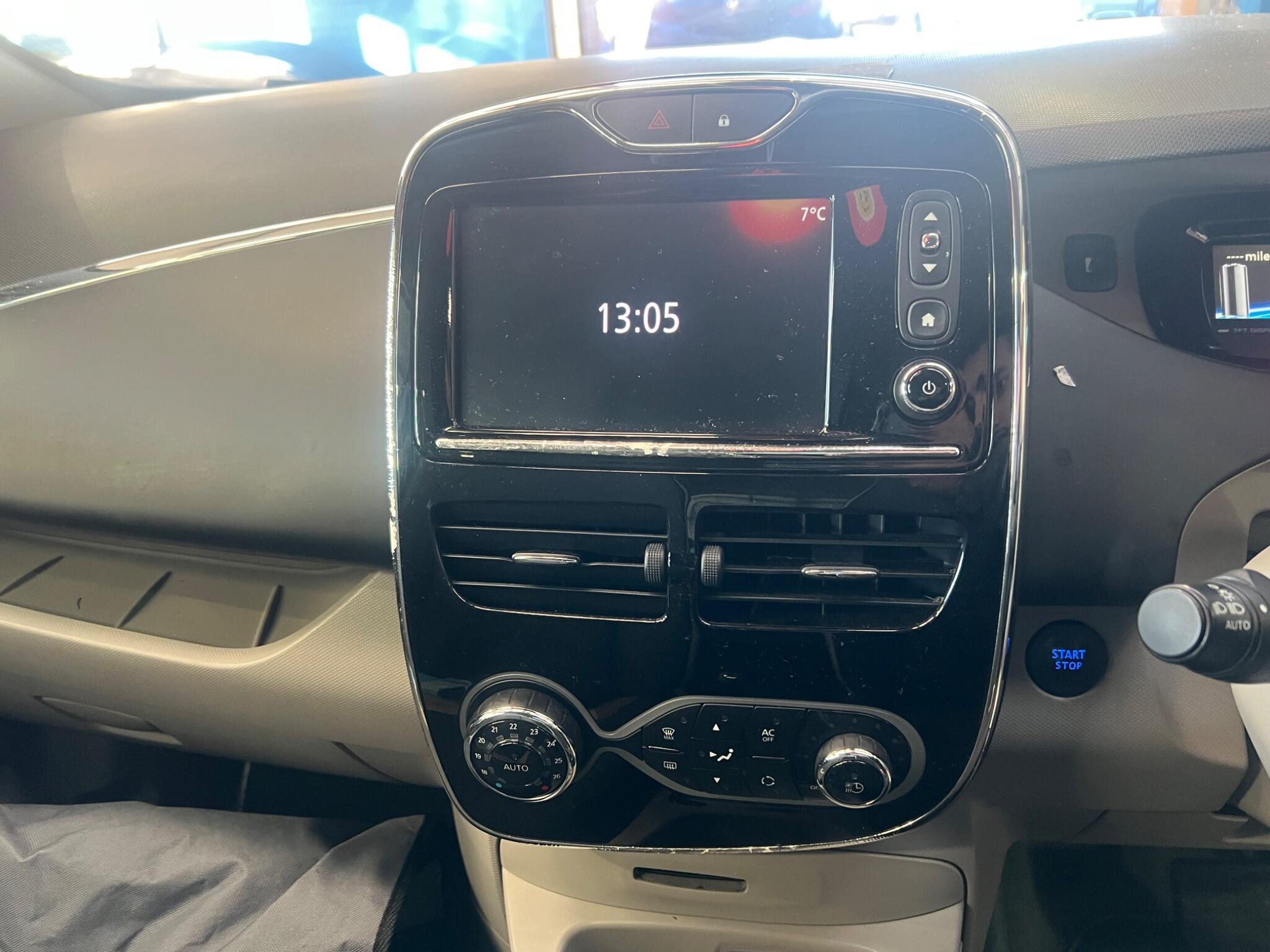 Renault Zoe - Image 32