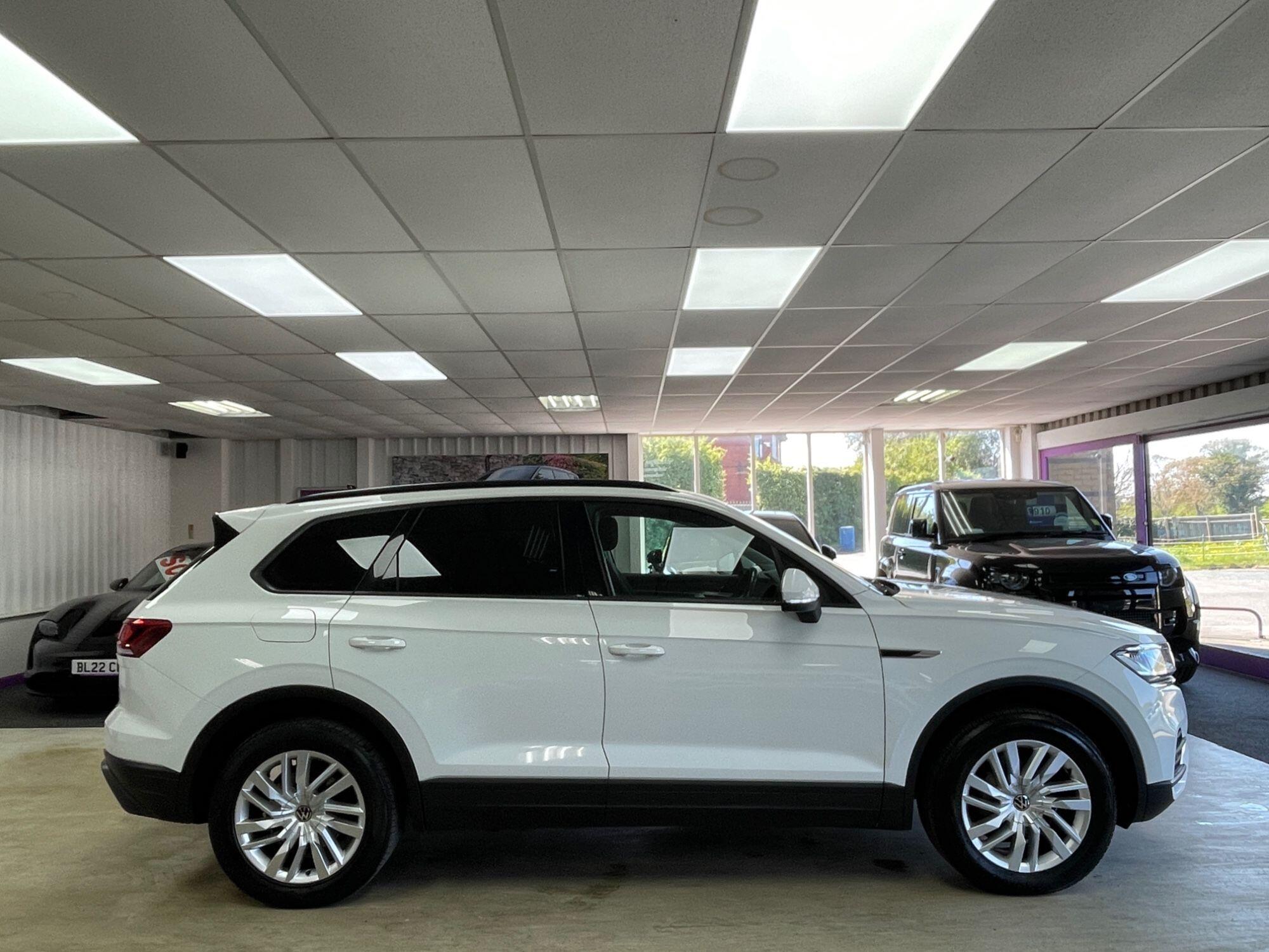 Volkswagen Touareg - Image 12