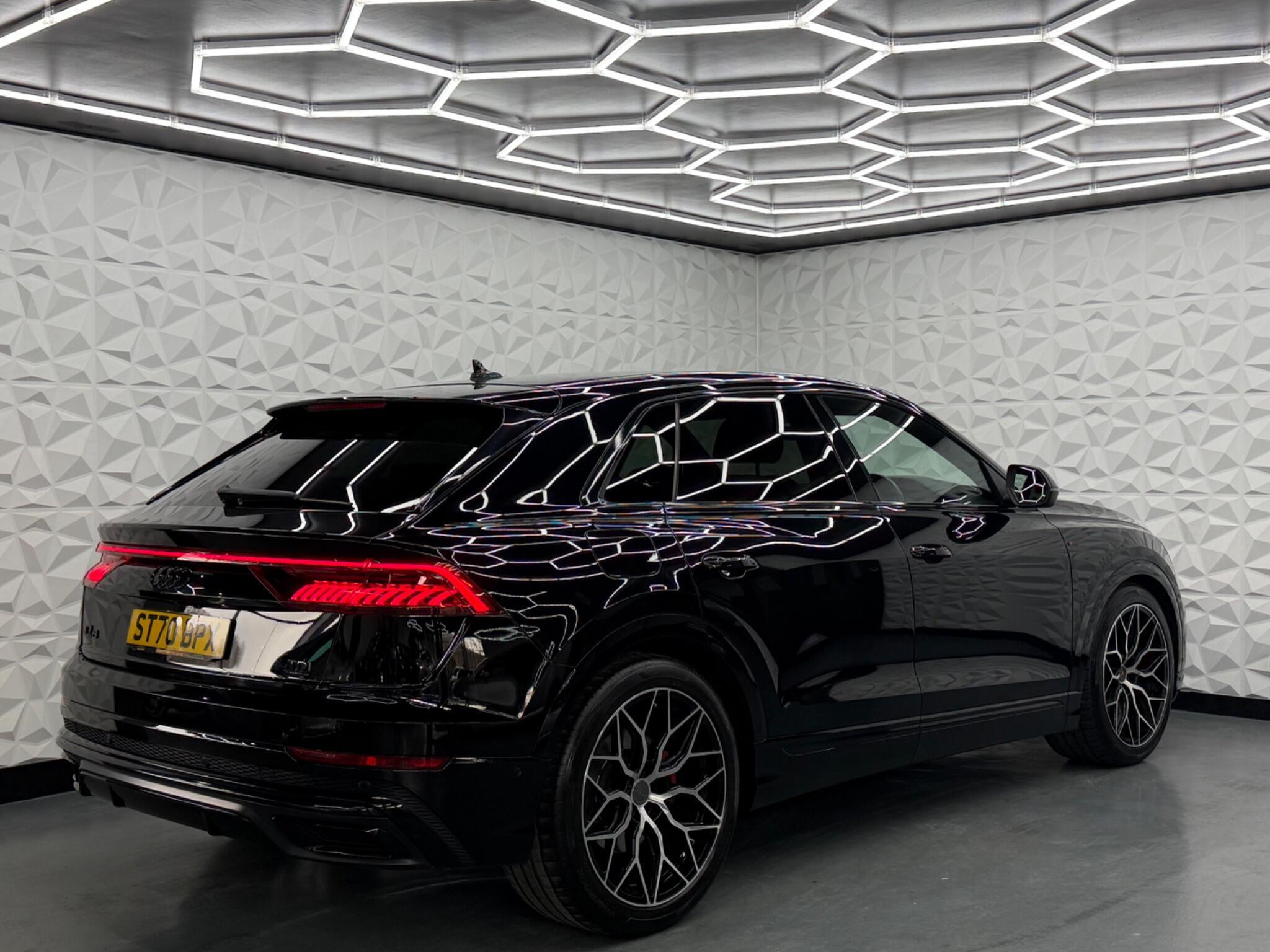 Audi Q8 - Image 12