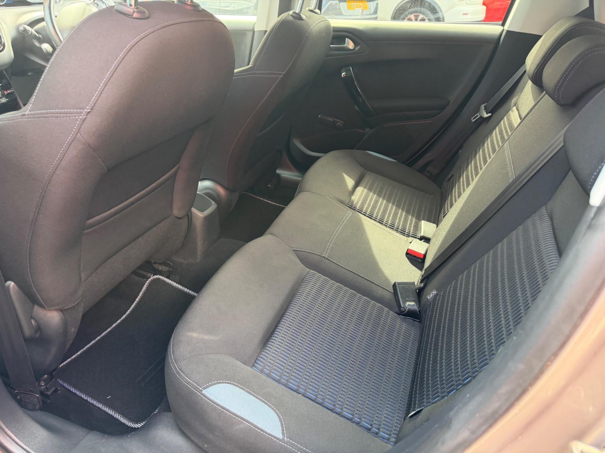 Peugeot 208 - Image 18