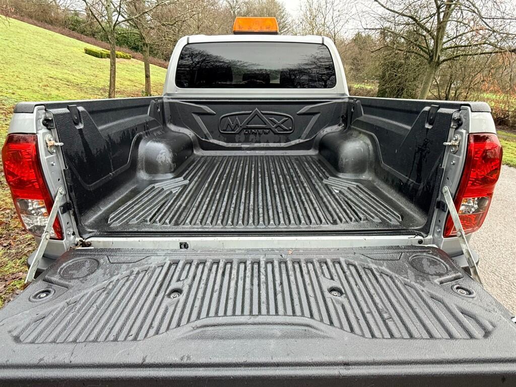 Toyota Hilux - Image 8