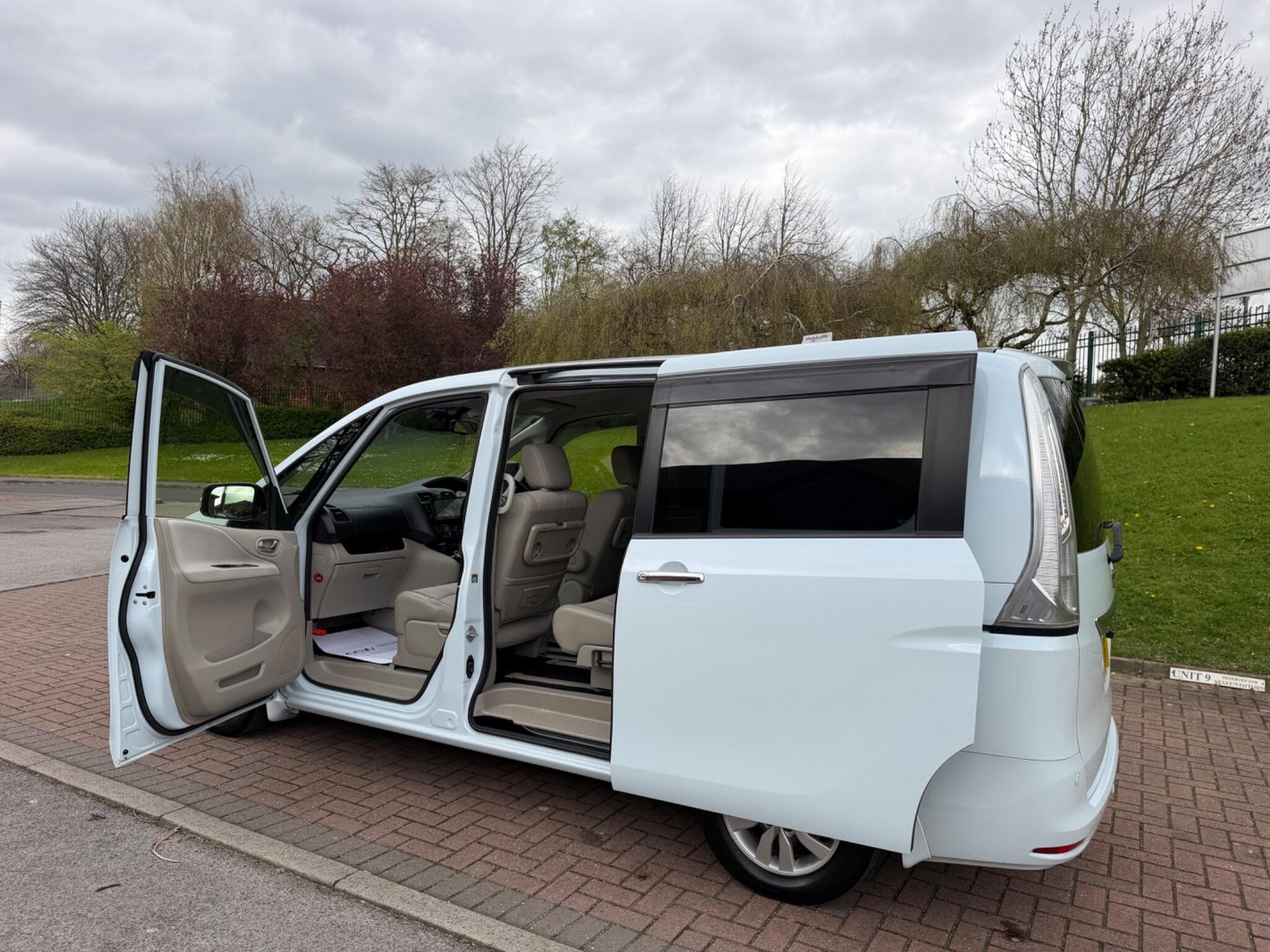 Nissan Serena - Image 23