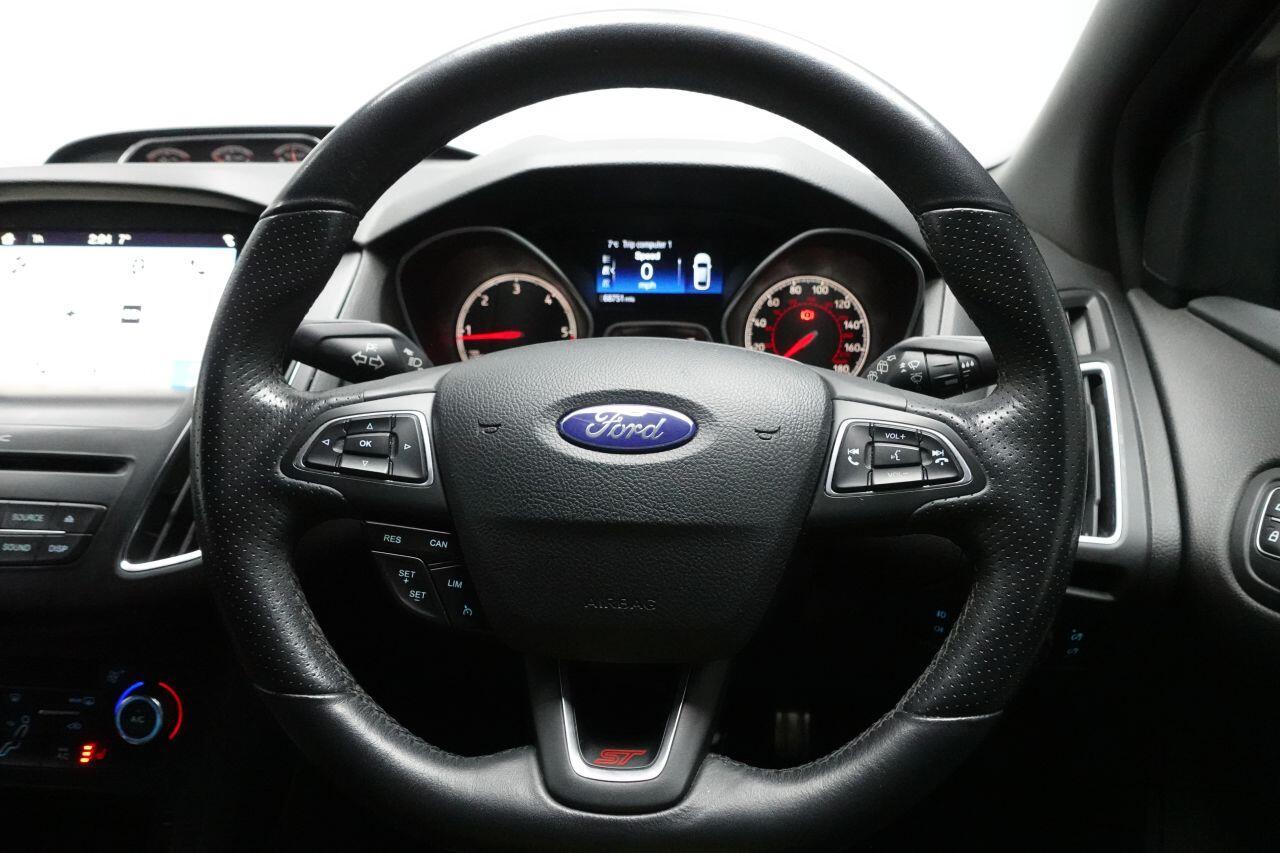 Ford Focus - Image 43