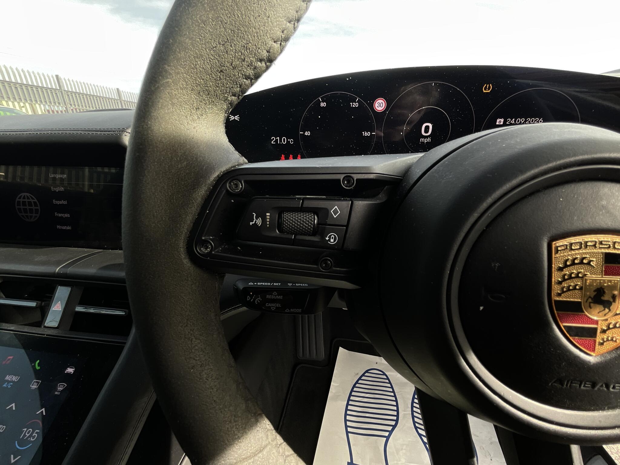Porsche Taycan - Image 18