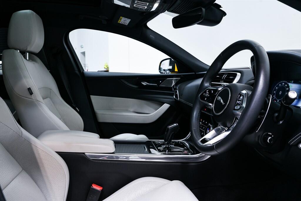 Jaguar XE - Image 14