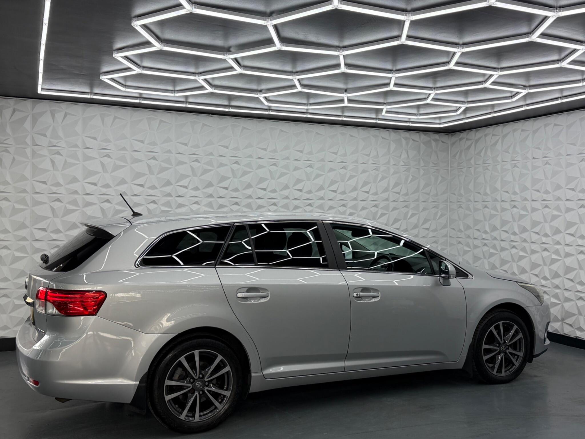 Toyota Avensis - Image 10