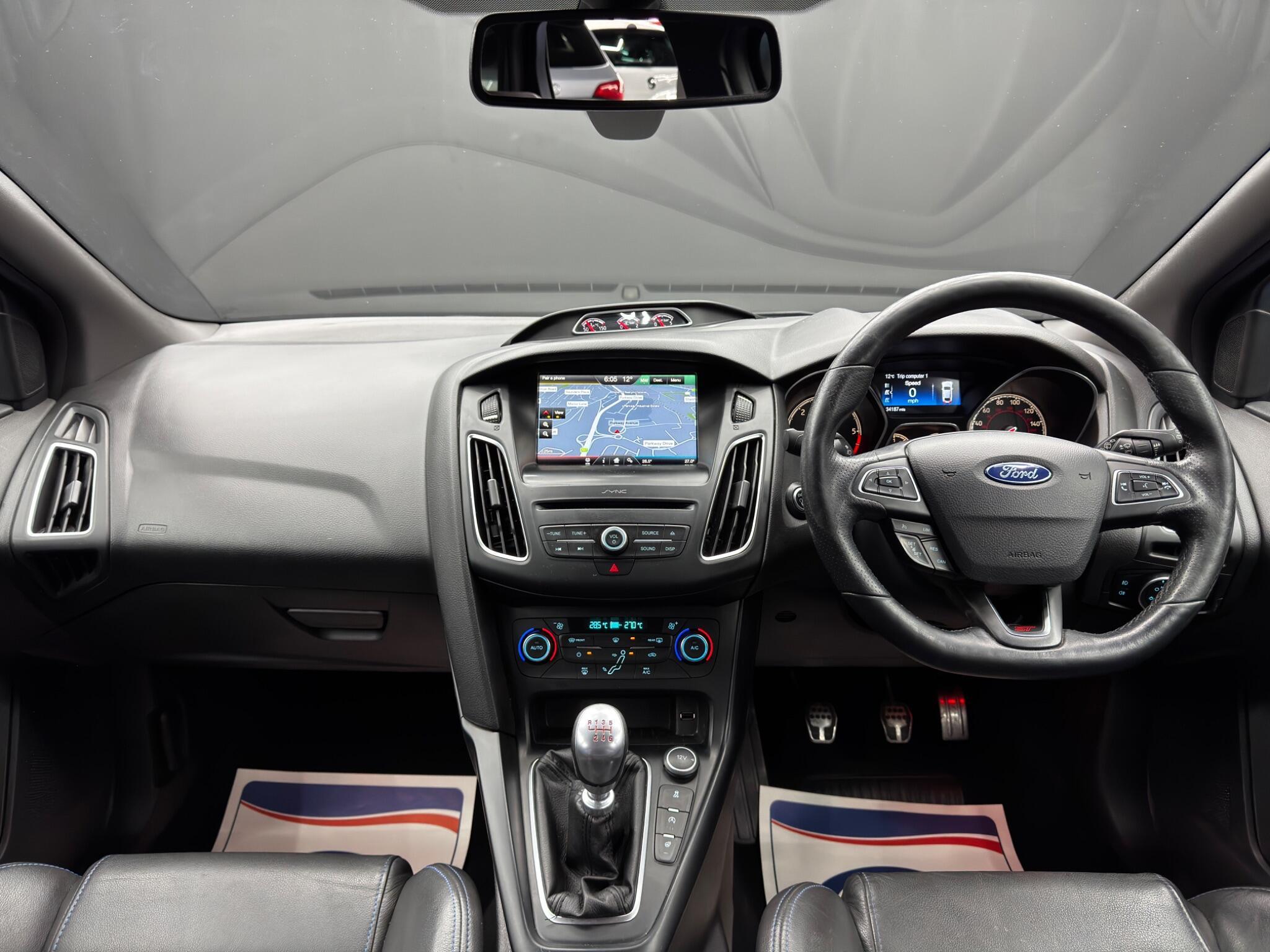Ford Focus - Image 10
